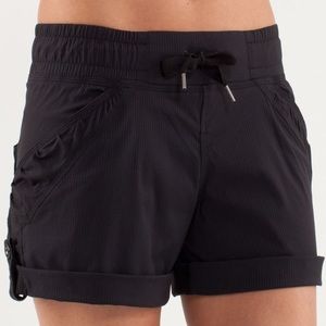 RARE Lululemon Athletica Play In The Sun Cuffed Button Shorts Black Women’s 6